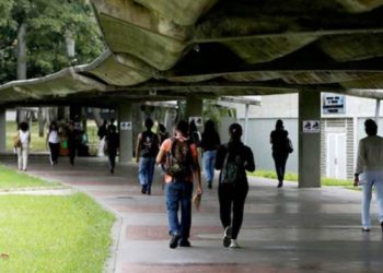 Disminuye el número de estudiantes que planea emigrar después de graduarse, según estudio de la UCAB