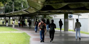 Disminuye el número de estudiantes que planea emigrar después de graduarse, según estudio de la UCAB