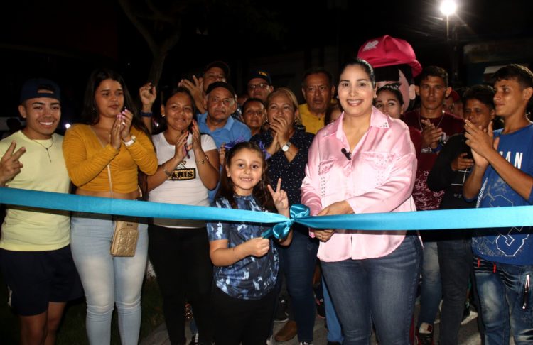 Alcaldesa cortó cinta para  reinaugurar  la Plaza Sucre