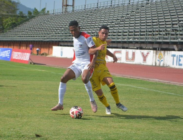  Nelson García (d) pelea una pelota en el medio sector en un partido cerró sin goles (Gráfica: RRSS de Trujillanos FC)
