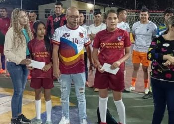 Boconeses en Estados Unidos realizan donativo a dos atletas que irán a campeonato en España