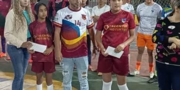 Boconeses en Estados Unidos realizan donativo a dos atletas que irán a campeonato en España