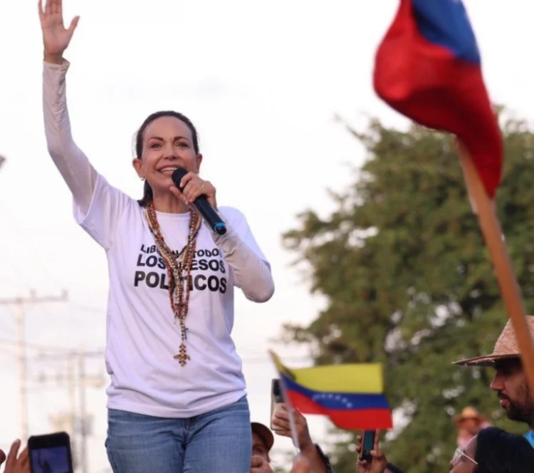 María Corina Machado continúa su gira nacional en el estado Guárico, recibida masivamente con alegría y banderas de Venezuela. / Foto Cortesía de cuenta X @MariaCorinaYA