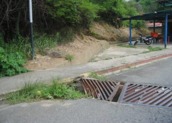 Botes de aguas negras, deslizamientos de sedimento e inundaciones: el efecto permanente de las lluvias en Santa Cruz