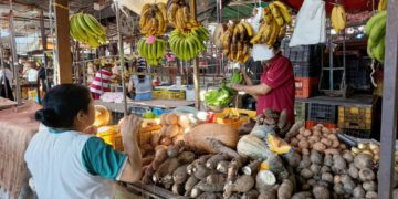 Compradores del Mercado la Paz: “cada mes me alcanza menos”