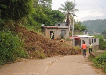 Valera | 90 familias en Cimas del Paraíso en riesgo: conviven con vialidad colapsada, deslaves y en zozobra cuando llueve
