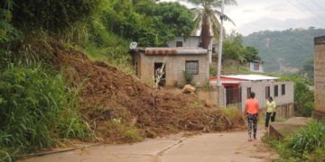 Valera | 90 familias en Cimas del Paraíso en riesgo: conviven con vialidad colapsada, deslaves y en zozobra cuando llueve