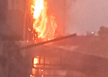 Voraz incendio consume un depósito de establecimiento comercial en Trujillo