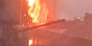 Voraz incendio consume un depósito de establecimiento comercial en Trujillo