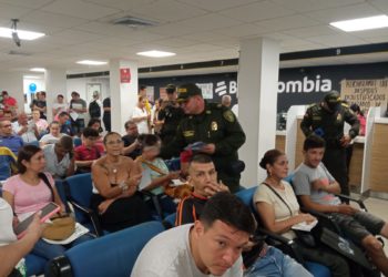 Comandante de la Policía de Cúcuta recorre las calles entregando información sobre los más buscados