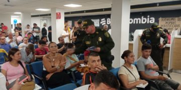 Comandante de la Policía de Cúcuta recorre las calles entregando información sobre los más buscados