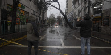 Miles de damnificados y caos por intensas lluvia en Santiago de Chile y el centro del país