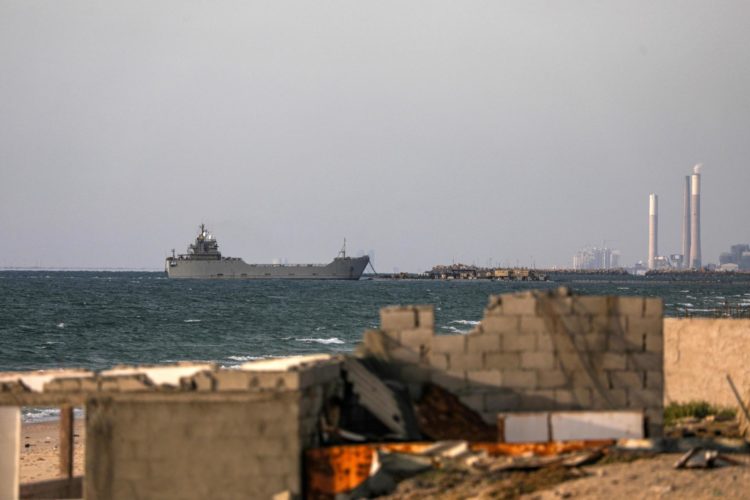 Fotografía de archivo en donde se ve un barco cerca del muelle flotante frente a la costa de la Franja de Gaza. EFE/Mohammed Sable