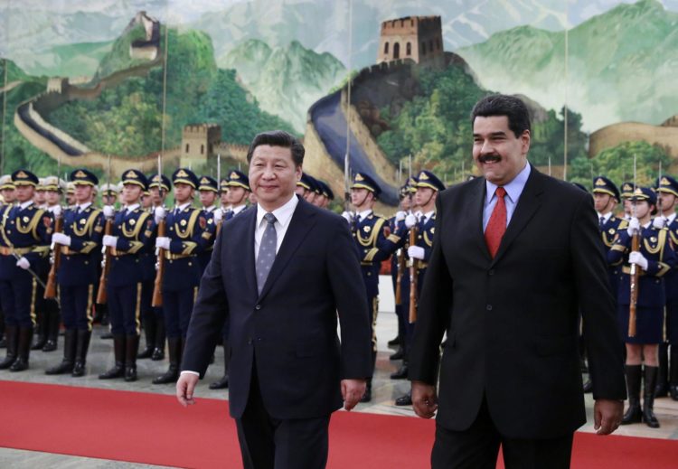 Fotografía de archivo del presidente chino, Xi Jinping (i), y su homólogo venezolano, Nicolás Maduro (d), en Pekín (China). EFE/Andy Wong/Pool