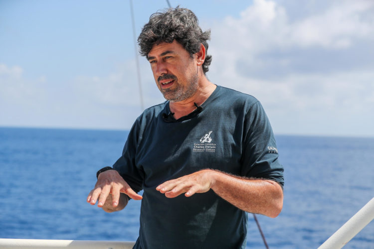 El oceanógrafo y científico marino de la Fundación Charles Darwin (FCD), Stuart Banks, habla durante una entrevista el 5 de marzo de 2024 en las islas Galápagos (Ecuador). EFE/José Jácome