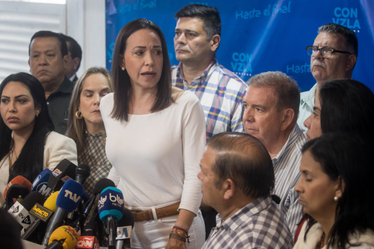 Foto de archivo de la líder opositora María Corina Machado (c) en compañía del candidato Edmundo González. EFE/ Miguel Gutierrez