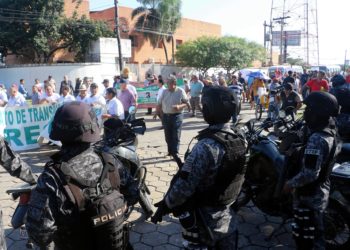 Sectores protestan por la falta de dólares, combustible y alza de precios en Bolivia