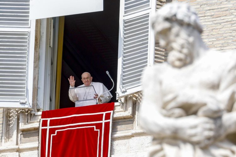 Foto de archivo del papa Francisco desde la ventana de su oficina con vistas a la Plaza de San Pedro. EFE/EPA/FABIO FRUSTACI