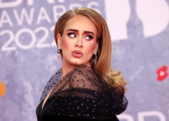 La cantante Adele detiene un concierto en Las Vegas al oír un grito homófobo