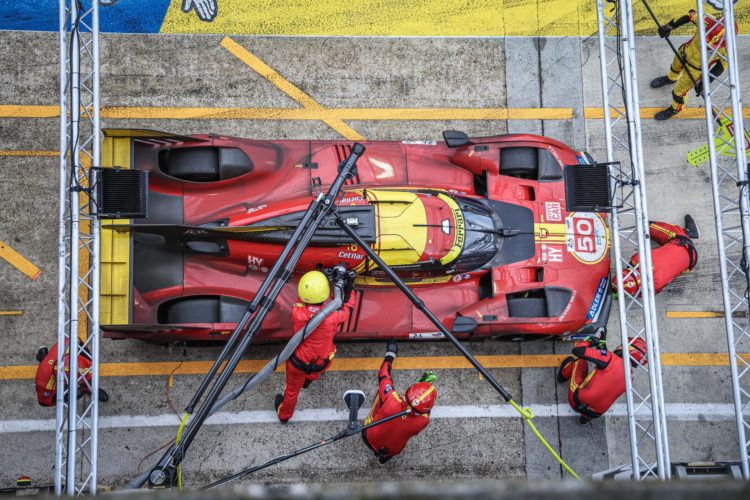 El coche Ferrari 499P (Ferrari AF Corse) conducido por el italiano Antonio Fuoco, el español Miguel Molina y el danés Nicklas Nielsen hace una parada durante la 92º edición de las 24 Horas de Le Mans, este domingo en Le Mans, Francia. EFE/CHRISTOPHE PETIT TESSON
