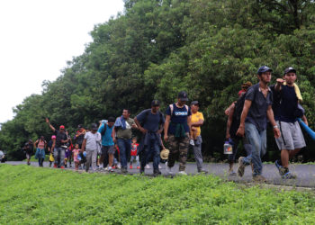 México frena la caravana migrante en la frontera sur en víspera de la elección