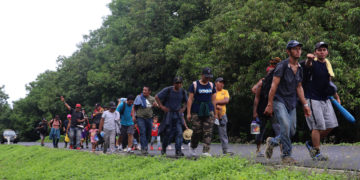 México frena la caravana migrante en la frontera sur en víspera de la elección