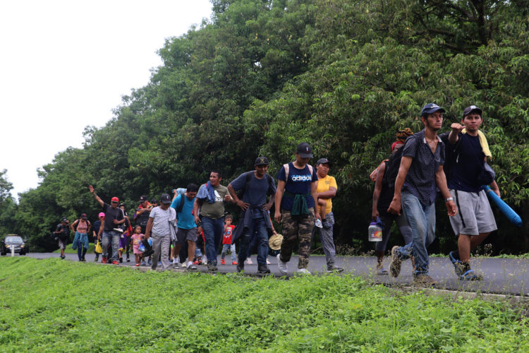 Migrantes caminan en caravana este sábado en el municipio de Huixtla en Chiapas (México). EFE/Juan Manuel Blanco