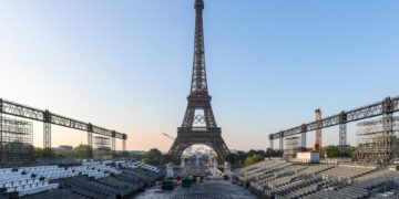 La Torre Eiffel exhibe los 5 aros olímpicos