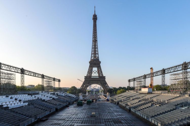Los anillos olímpicos son instalados en la Torre Eiffel a 50 días del comienzo de los Juegos Olímpicos y Paralímpicos de París 2024 en París, Francia, este viernes.- EFE/ Teresa Suarez