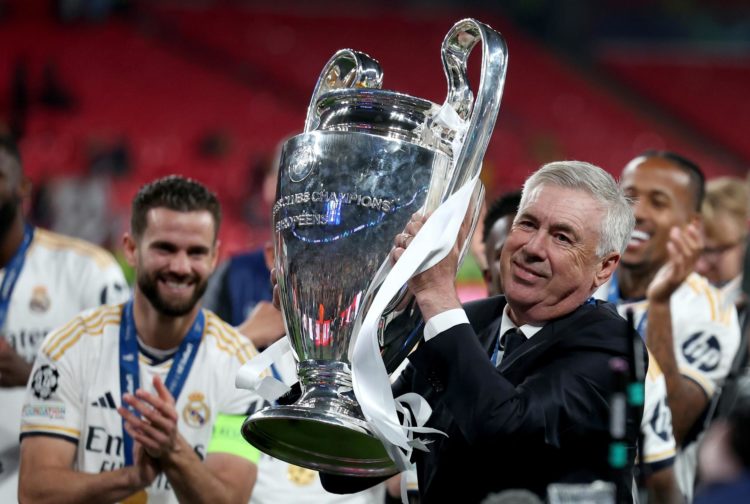 Carlo Ancelotti (3i), entrenador italiano del Real Madrid, fue registrado este sábado, 1 de junio, al levantar la copa de la Liga de Campeones de Europa, tras derrotar en la final del certamen por 0-2 al Borussia Dortmund, en Londres (Reino Unido). EFE/Neil Hall