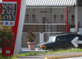 Ecuador descongela precios de gasolinas e indígenas advierten «clima de ebulición social»