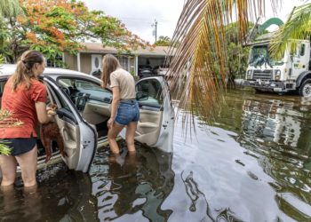 Florida declara el estado de emergencia por graves inundaciones en cinco condados sureños