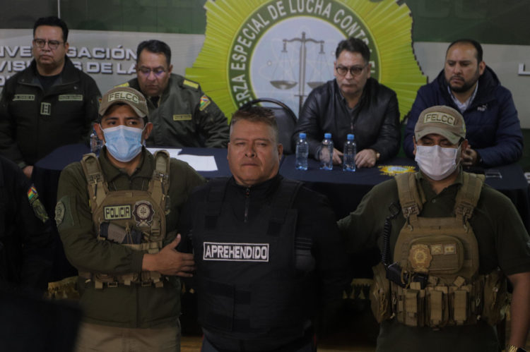 El destituido jefe militar del Ejército de Bolivia, Juan José Zúñiga (c), es presentado en dependencias de la Fuerza Especial de Lucha Contra el Crimen este miércoles, tras ser detenido por ser parte de una toma de militares de la sede del Gobierno de Bolivia, en La Paz (Bolivia). EFE/ STR