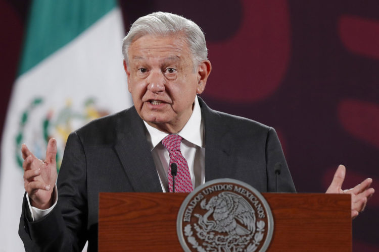El presidente de México, Andrés Manuel López Obrador participa durante su conferencia de prensa matutina este lunes en el Palacio Nacional, de la Ciudad de México (México). EFE/Isaac Esquivel