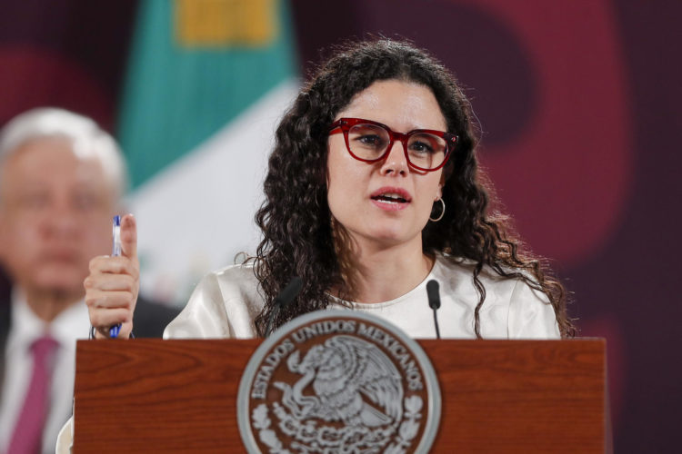 La secretaria de Gobernación, Luisa María Alcalde habla durante una rueda de prensa, este lunes en el Palacio Nacional, de la Ciudad de México (México). EFE/Isaac Esquivel