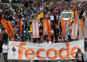 Maestros de Colombia inician huelga en protesta por ley de educación que impulsa el Gobierno