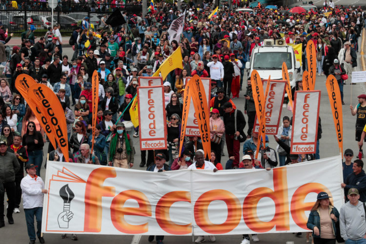 Docentes convocados por la Federación Colombiana de Trabajadores de la Educación (Fecode) marchan durante una protesta por las calles de Bogotá este 12 de junio de 2024. EFE/ Carlos Ortega