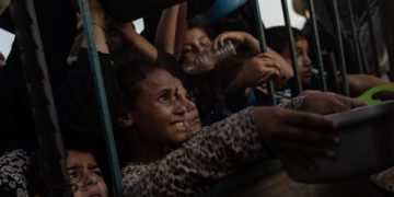 Israel pausará diariamente sus ataques en el sur de Gaza para permitir que entre más ayuda