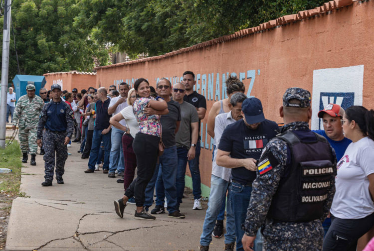 Ciudadanos esperan en un fila para participar en el simulacro electoral este domingo, en Caracas (Venezuela). EFE/ Henry Chirinos