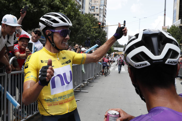 Fotografía de archivo, tomada el pasado 11 de febrero, en la que se registró al ciclista colombiano Rodrigo Contreras (i), del equipo NU Colombia, tras ganar el Tour Colombia 2024, en Bogotá (Colombia). EFE/Carlos Ortega