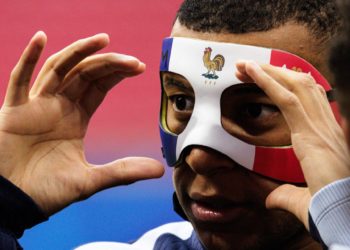 Mbappé se entrena con máscara y apunta a los Países Bajos