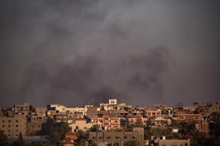 El humo se eleva después de un ataque aéreo israelí en Rafah, sur de la Franja de Gaza, en una imagen de archivo.EFE/EPA/HAITHAM IMAD