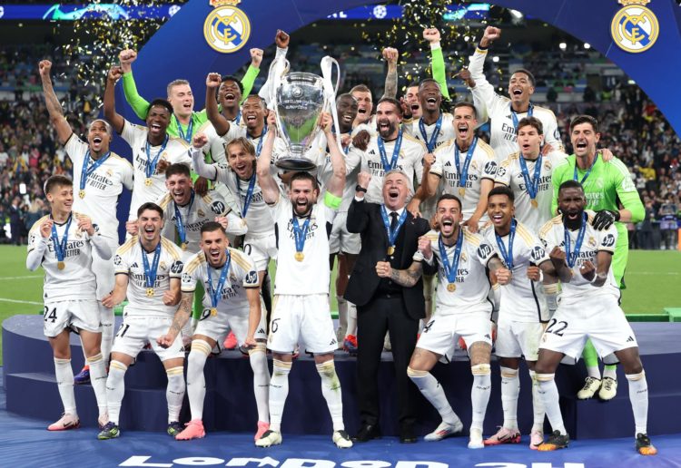 Nacho Fernández, capitán del Real Madrid, levanta el trofeo de la Liga de Campeones, tras ganar la final 0-2 al Borussia Dortmund. EFE/EPA/NEIL HALL