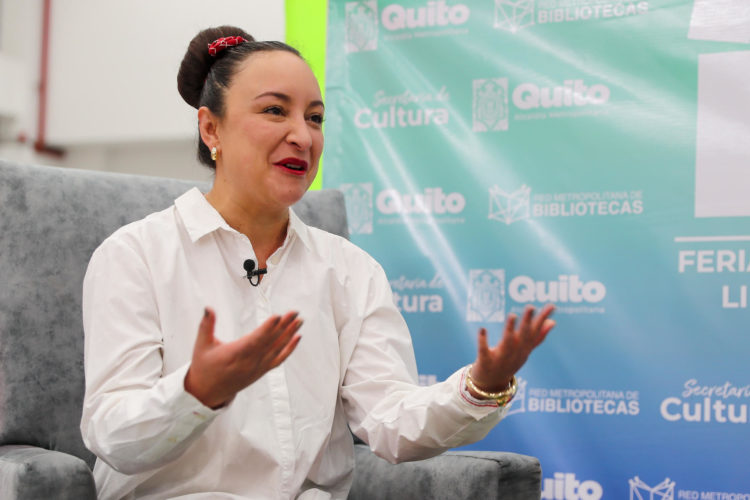 La directora del proyecto de audiolibros '?Mujeresal oído'?, la ecuatoriana Valeria Guzmán, habla con EFE durante una entrevista. EFE/ José Jácome