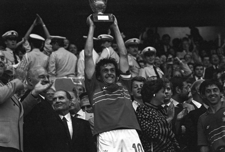 El capitán de la selección francesa, Michel Platini (c), levanta el trofeo de la Eurocopa de 1984 en el Parque de los Príncipes de París. EFE