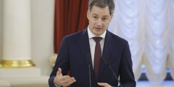 El rey de los belgas acepta la dimisión del primer ministro De Croo