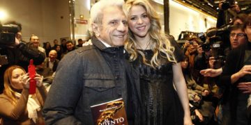 «La lucha continúa», dice Shakira tras anunciar el alta de su papá