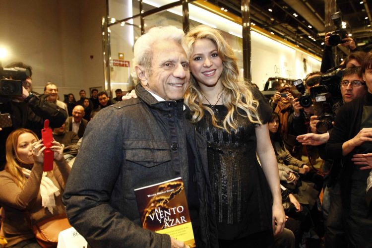 Fotografía de archivo de la cantante colombiana Shakira junto a su padre, el escritor y periodista William Mebarak, durante un evento en Barcelona (España). EFE/Marta Pérez