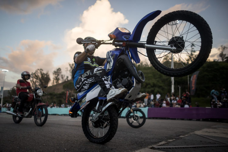 Maduro declara las piruetas en motocicletas como un deporte nacional de Venezuela