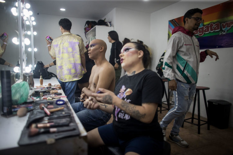 Aisak Ovalles se maquilla antes de la presentación de un espectáculo, el 21 de junio del 2024 en Caracas (Venezuela).EFE/ Miguel Gutierrez